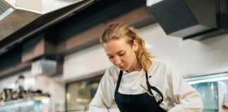 Kwalifikacje kucharza – jakie umiejętności są potrzebne w gastronomii