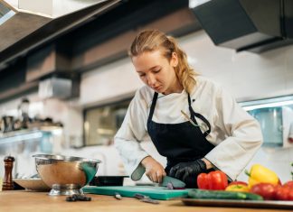 Kwalifikacje kucharza – jakie umiejętności są potrzebne w gastronomii