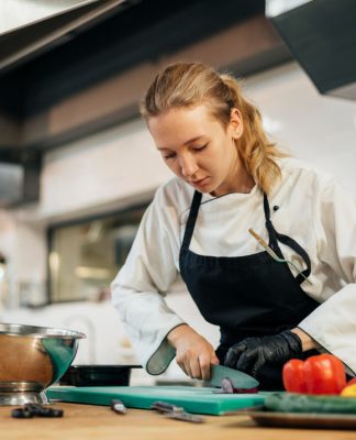 Kwalifikacje kucharza – jakie umiejętności są potrzebne w gastronomii? Kwalifikacje kucharza – jakie umiejętności są potrzebne w gastronomii