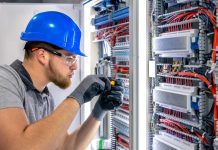 Ile zarabia elektryk