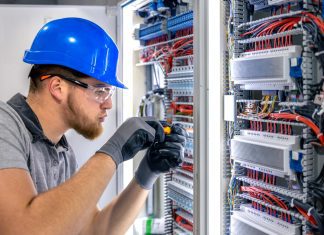 Ile zarabia elektryk