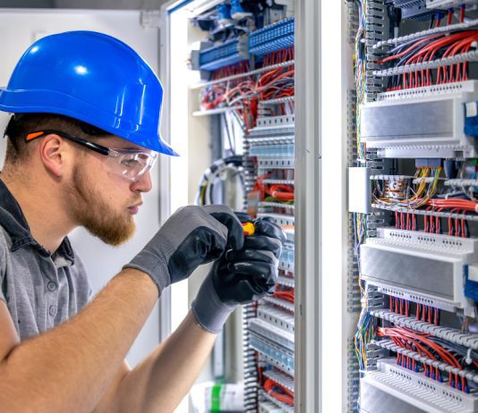 Ile zarabia elektryk