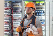 Ile zarabia elektryk w 2026 roku