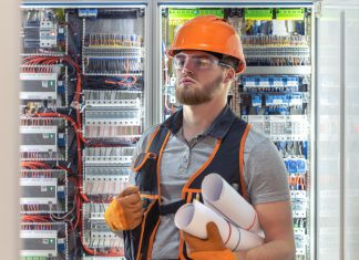 Ile zarabia elektryk w 2026 roku