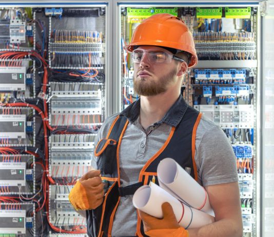 Ile zarabia elektryk w 2026 roku