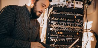 Co jest potrzebne do pracy jako technik informatyk Kwalifikacje i wiedza to podstawa