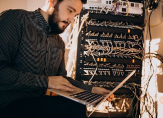 Co jest potrzebne do pracy jako technik informatyk Kwalifikacje i wiedza to podstawa