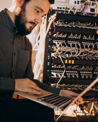 Co jest potrzebne do pracy jako technik informatyk Kwalifikacje i wiedza to podstawa