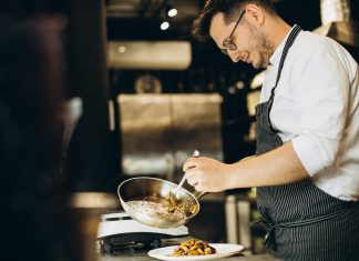 Jak zostać kucharzem Prosta droga do pracy w gastronomii
