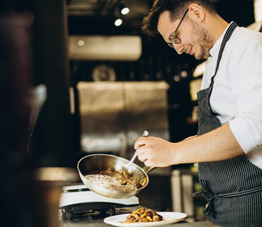 Jak zostać kucharzem Prosta droga do pracy w gastronomii