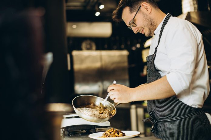 Jak zostać kucharzem Prosta droga do pracy w gastronomii