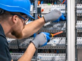 Dlaczego warto mieć kurs elektryka w erze OZE