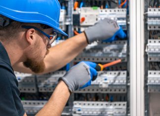 Dlaczego warto mieć kurs elektryka w erze OZE
