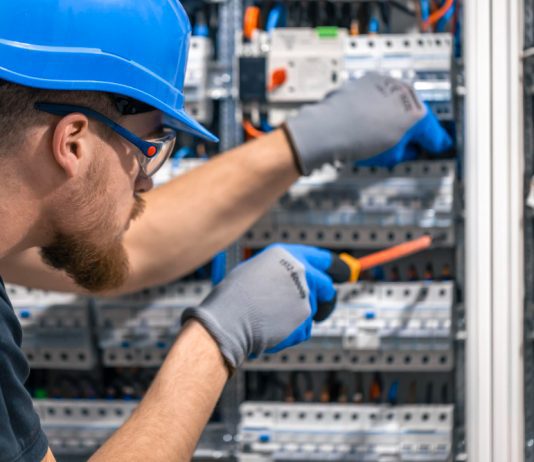 Dlaczego warto mieć kurs elektryka w erze OZE