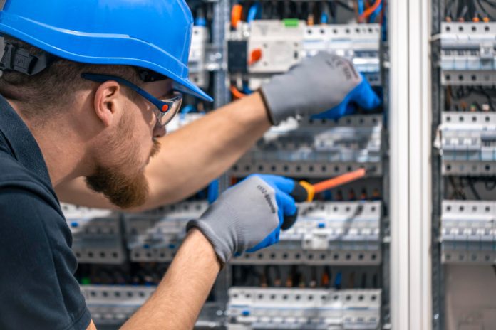 Dlaczego warto mieć kurs elektryka w erze OZE