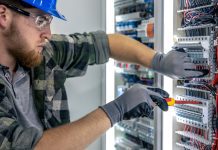 Bezpieczeństwo w pracy elektryka – poznaj zagrożenia i sposoby, jak ich unikać