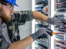 Bezpieczeństwo w pracy elektryka – poznaj zagrożenia i sposoby, jak ich unikać