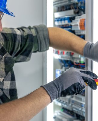 Bezpieczeństwo w pracy elektryka – poznaj zagrożenia i sposoby, jak ich unikać