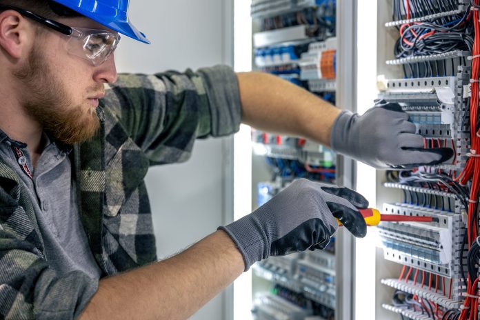 Bezpieczeństwo w pracy elektryka – poznaj zagrożenia i sposoby, jak ich unikać
