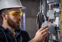Elektryk po 30. lub 40. roku życia? To możliwe! Sprawdź, jak zacząć nowy etap kariery