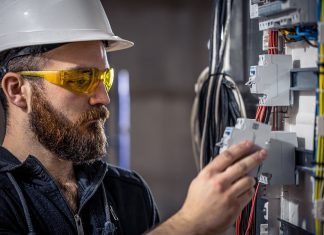 Elektryk po 30. lub 40. roku życia? To możliwe! Sprawdź, jak zacząć nowy etap kariery