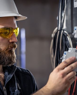 Elektryk po 30. lub 40. roku życia? To możliwe! Sprawdź, jak zacząć nowy etap kariery