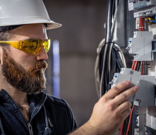 Elektryk po 30. lub 40. roku życia? To możliwe! Sprawdź, jak zacząć nowy etap kariery