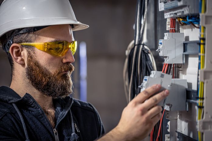 Elektryk po 30. lub 40. roku życia? To możliwe! Sprawdź, jak zacząć nowy etap kariery
