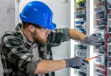 Praca jako elektryk – gdzie szukać zatrudnienia? Sprawdź możliwości zawodowe praca jako elektryk